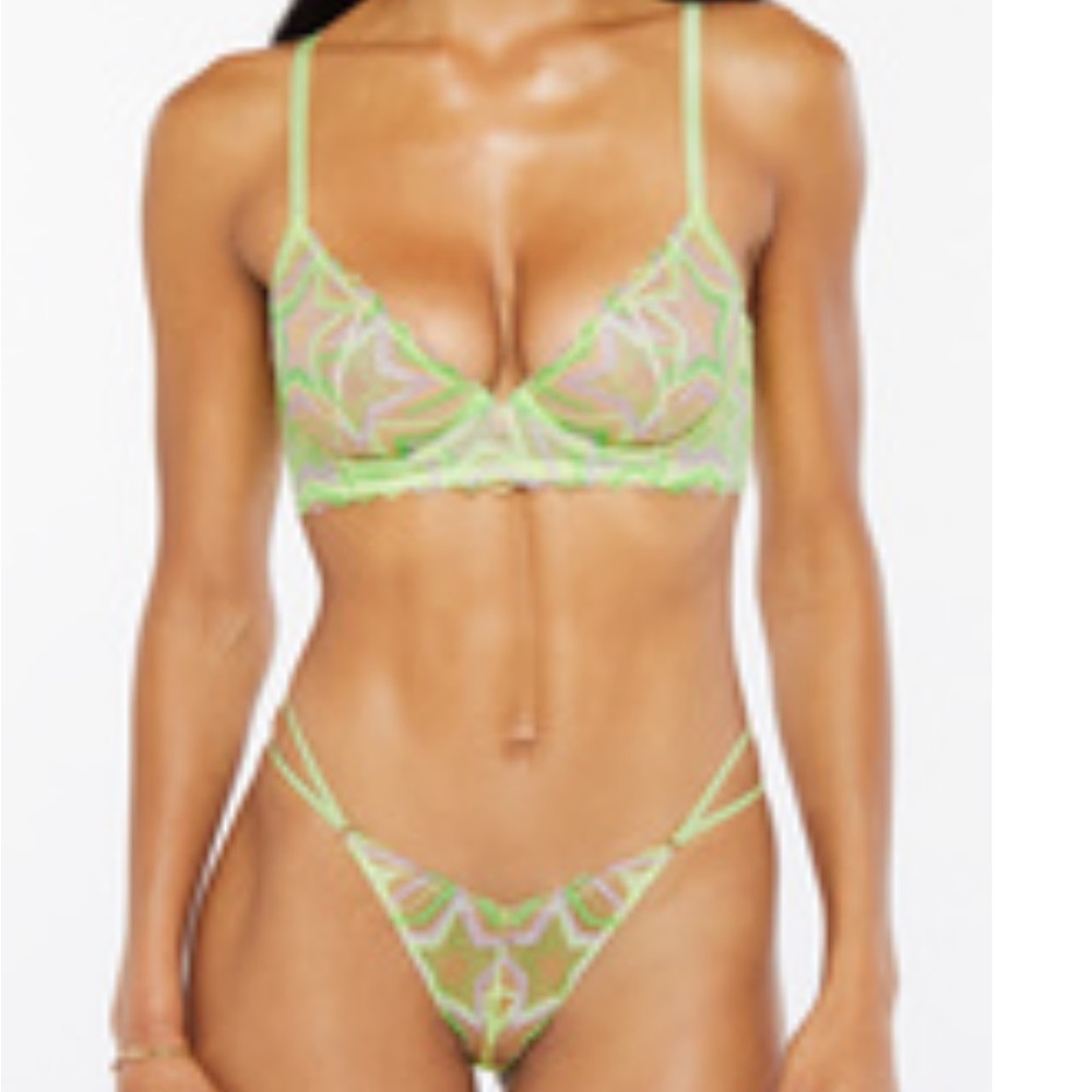 Savage x fenty SHINING STAR LACE STRING BIKINI
COLOR: LIME
